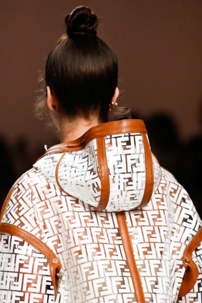 Look 27